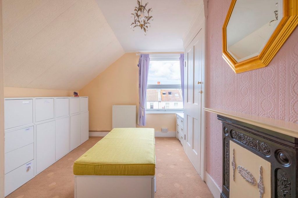 Property photo 2 of 25