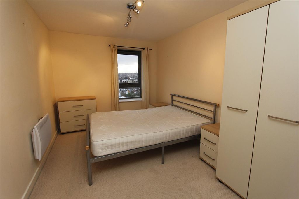 Property photo 3 of 9 Bed1.Jpg
