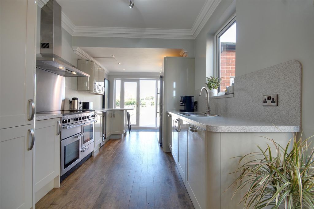 Property photo 2 of 18 Dining Kitchen