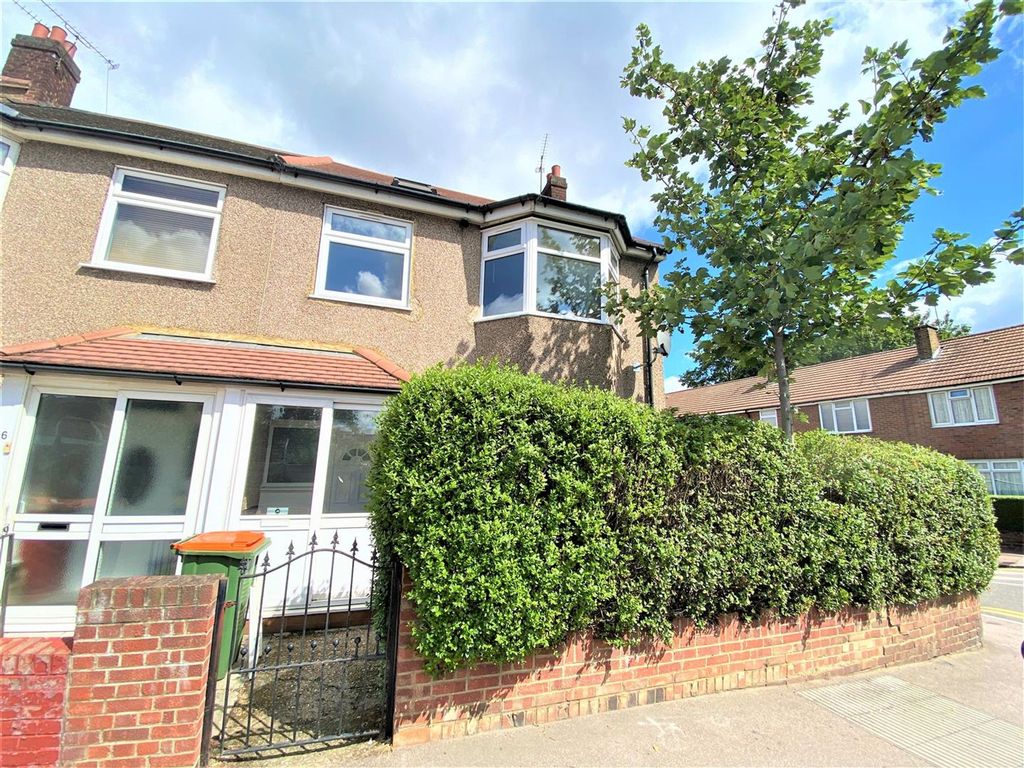 Property photo 1 of 16 Forest Ln E15