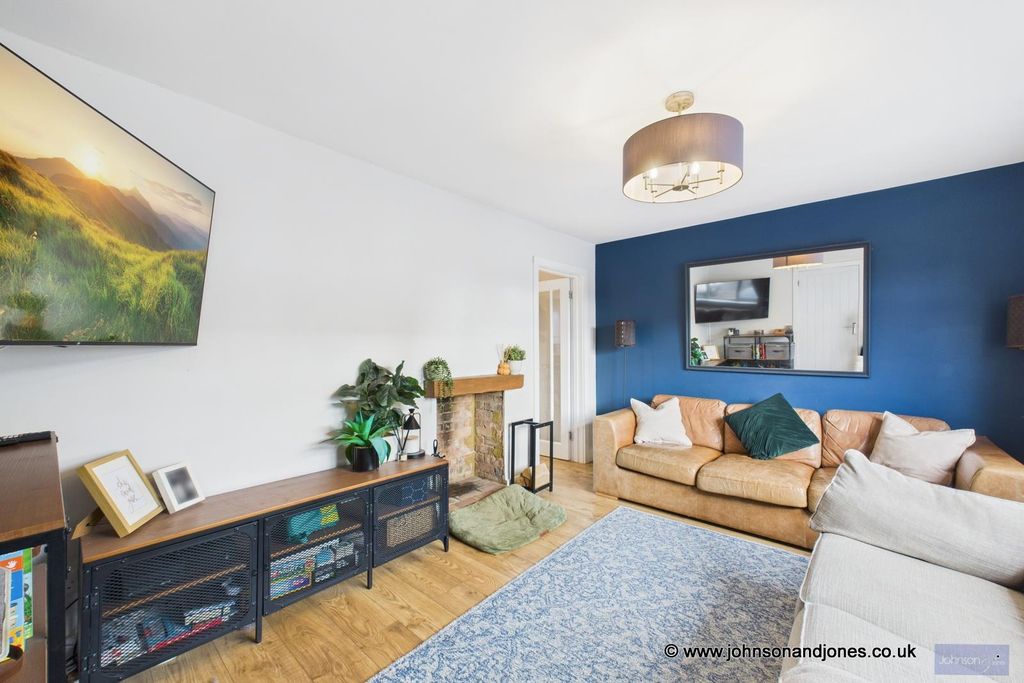 Property photo 3 of 20 3 Lounge.Jpg