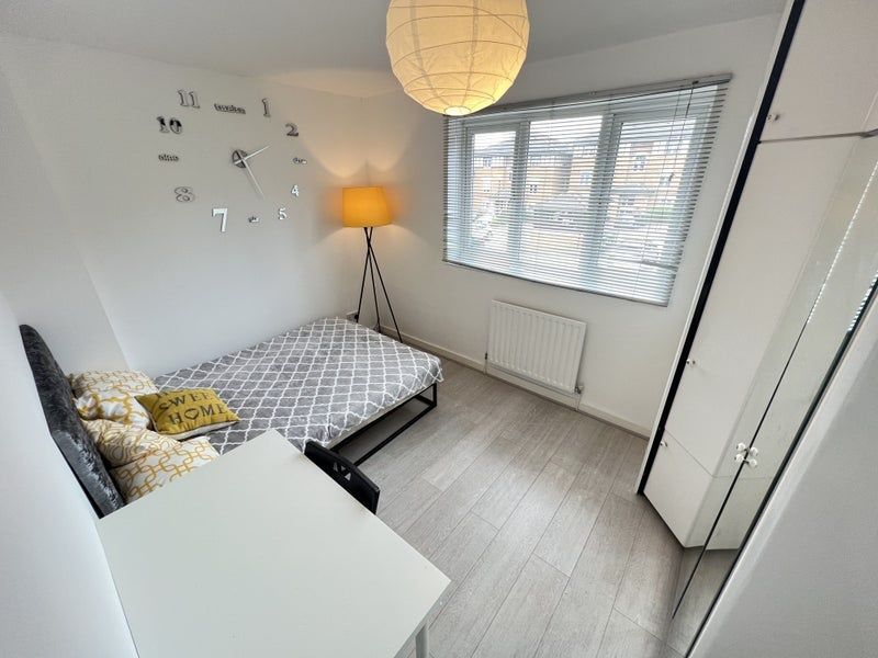 Property photo 3 of 5 A Bright And Tidy Double Bedroom Featuring A Comfo...