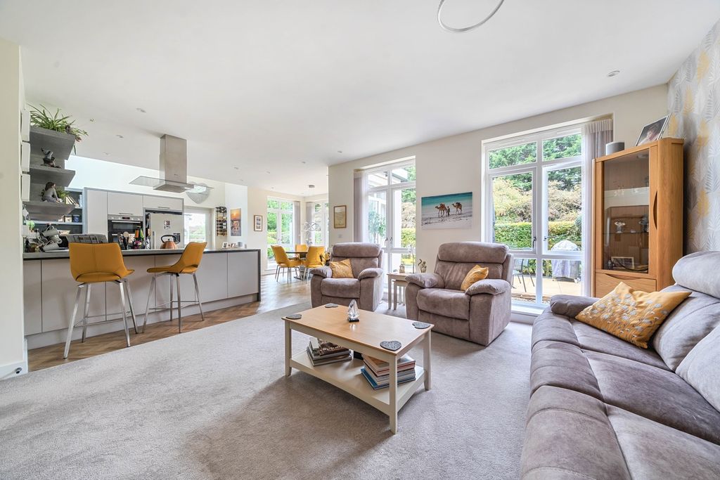 Property photo 2 of 23 Lounge