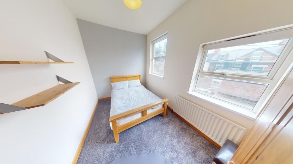 Property photo 3 of 9 A Bright And Tidy Single Bedroom Featuring A Woode...