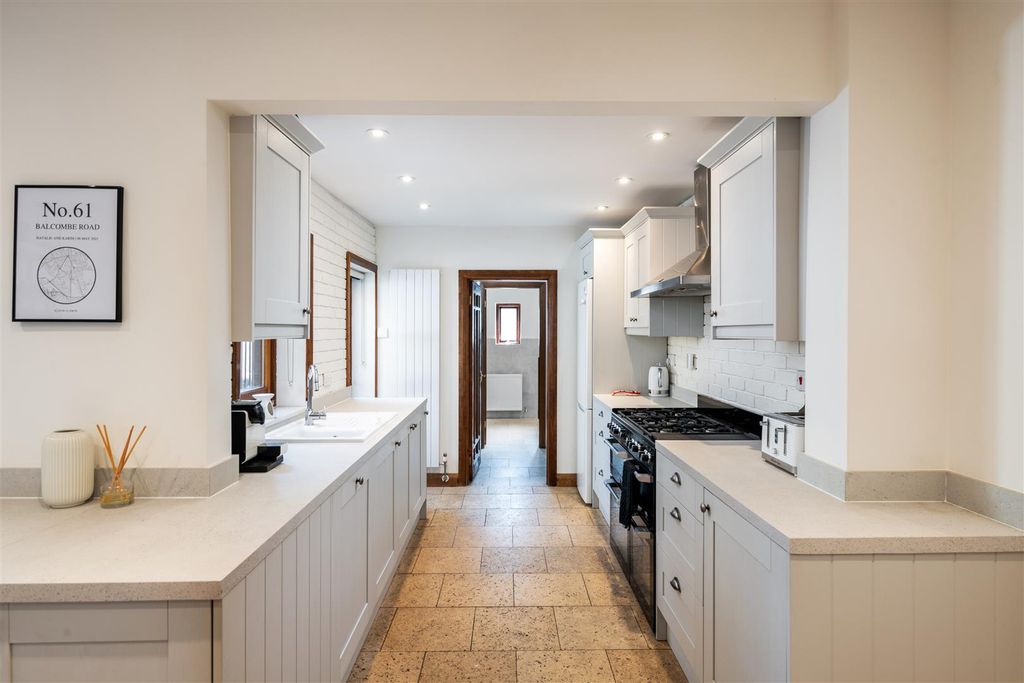 Property photo 3 of 19 61 Balcombe Road Internals-11.Jpg
