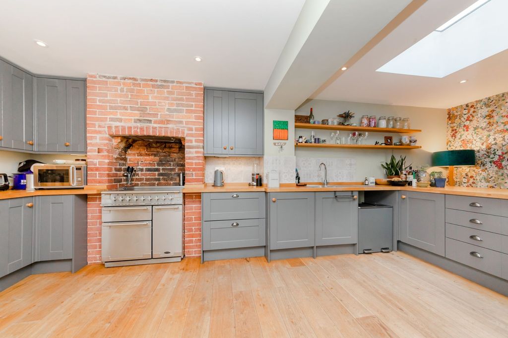 Property photo 2 of 37