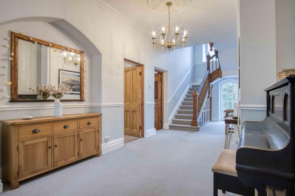 Property photo 2 of 18 Entrance Hall
