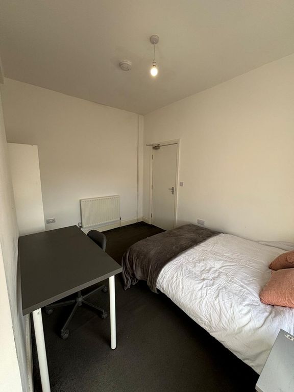 Property photo 1 of 7 Room 2