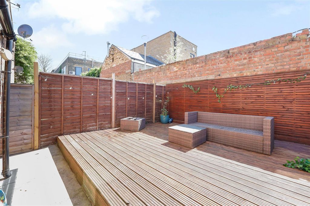 Property photo 2 of 12 Garden