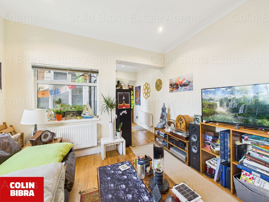 Property photo 3 of 10 Cam04175G0-Pr0057-Still003