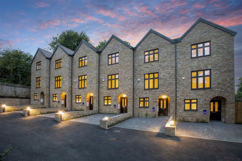Property photo 1 of 23 Whitgift Heights Front