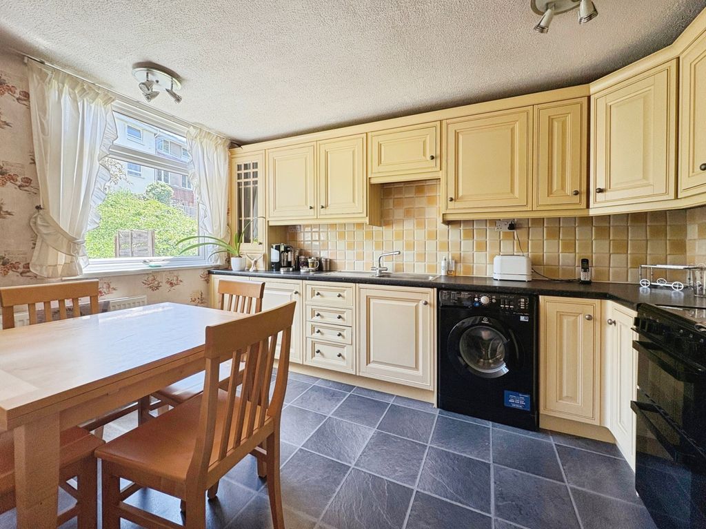 Property photo 2 of 17 Kitchen