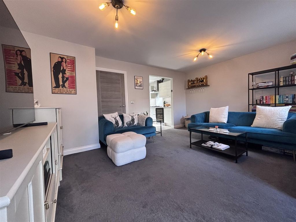 Property photo 2 of 12 Lounge.Jpg