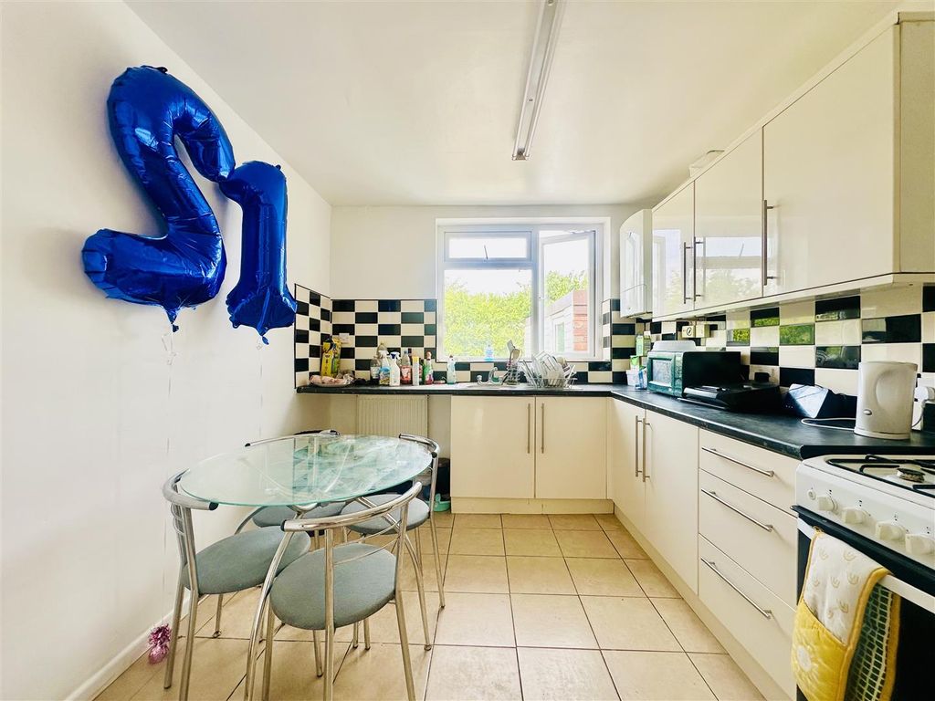 Property photo 1 of 10 Kitchen