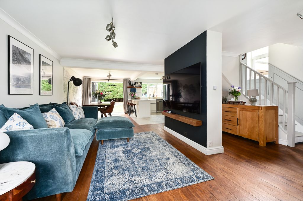 Property photo 3 of 11 19 Globe Farm Lane (3)