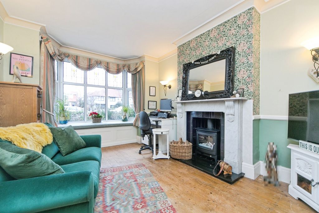 Property photo 3 of 20 Lounge