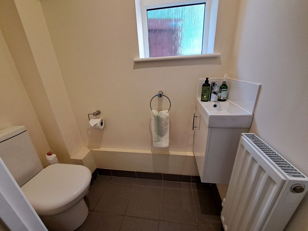 Property photo 3 of 12 Cloakroom / WC