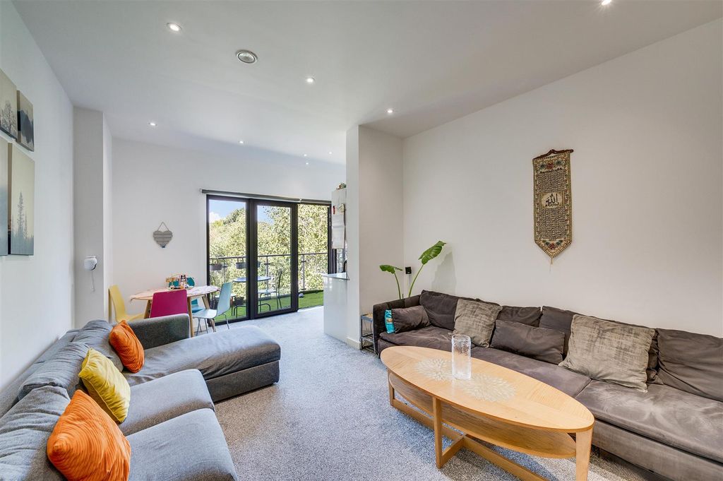 Property photo 2 of 17 Daniels_Metropolitan Court, 40, High Road Willesde