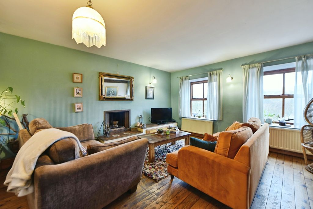 Property photo 3 of 16 Lounge