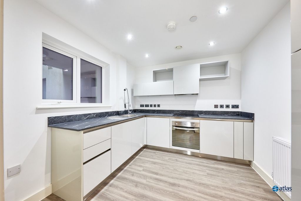 Property photo 3 of 18 Kitchen