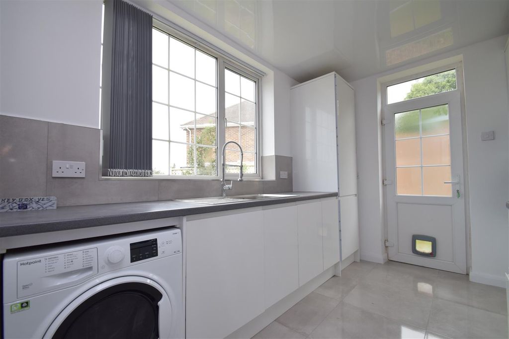 Property photo 3 of 12 Kitchen