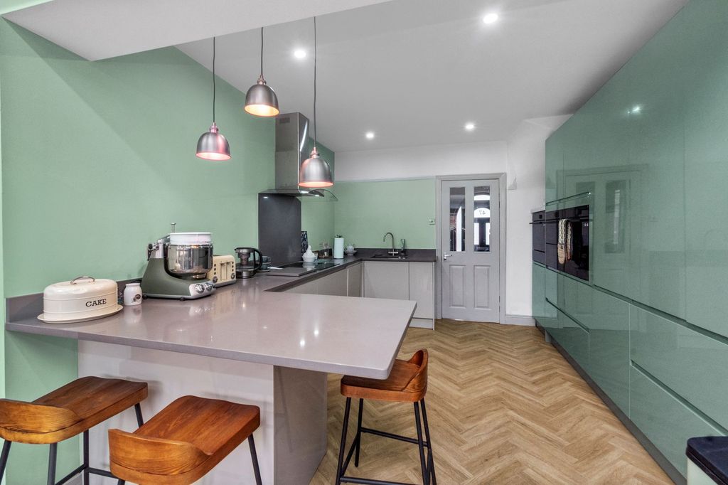 Property photo 3 of 32