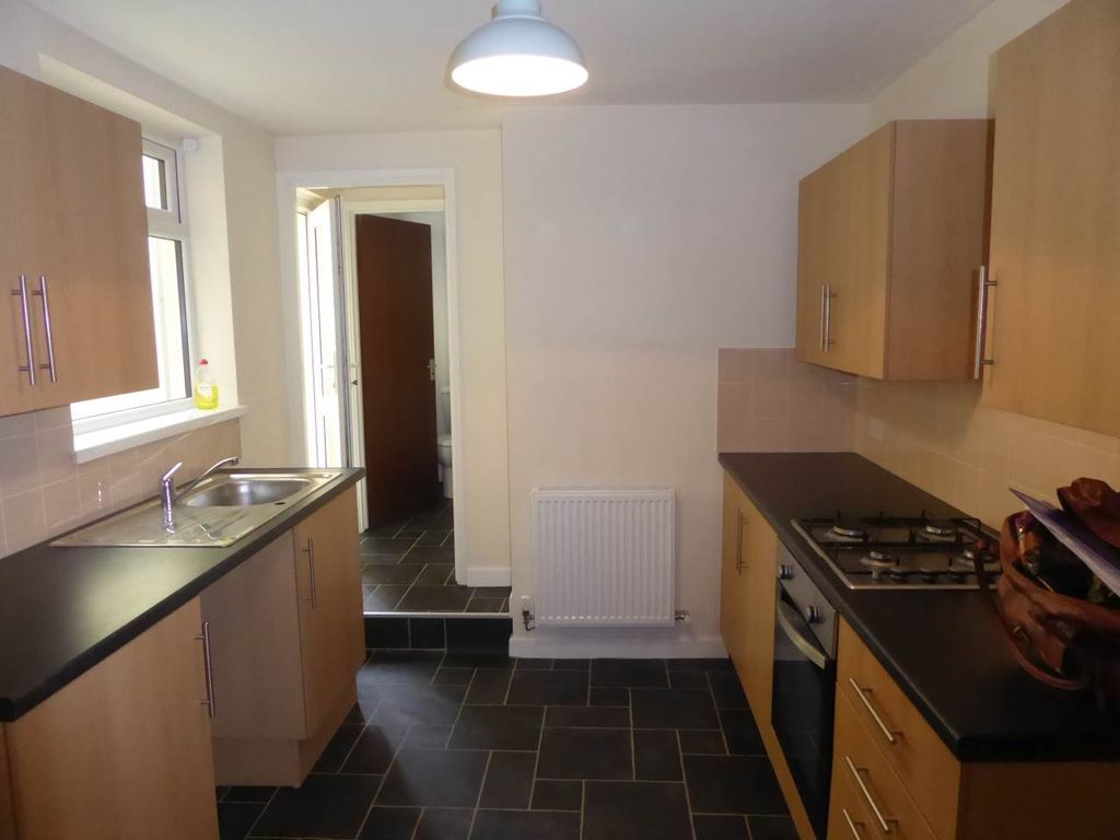 Property photo 3 of 7 Kitchen