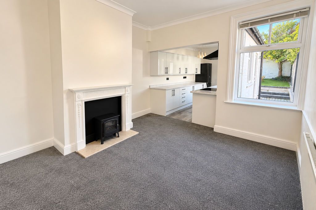 Property photo 3 of 10 Dining Room