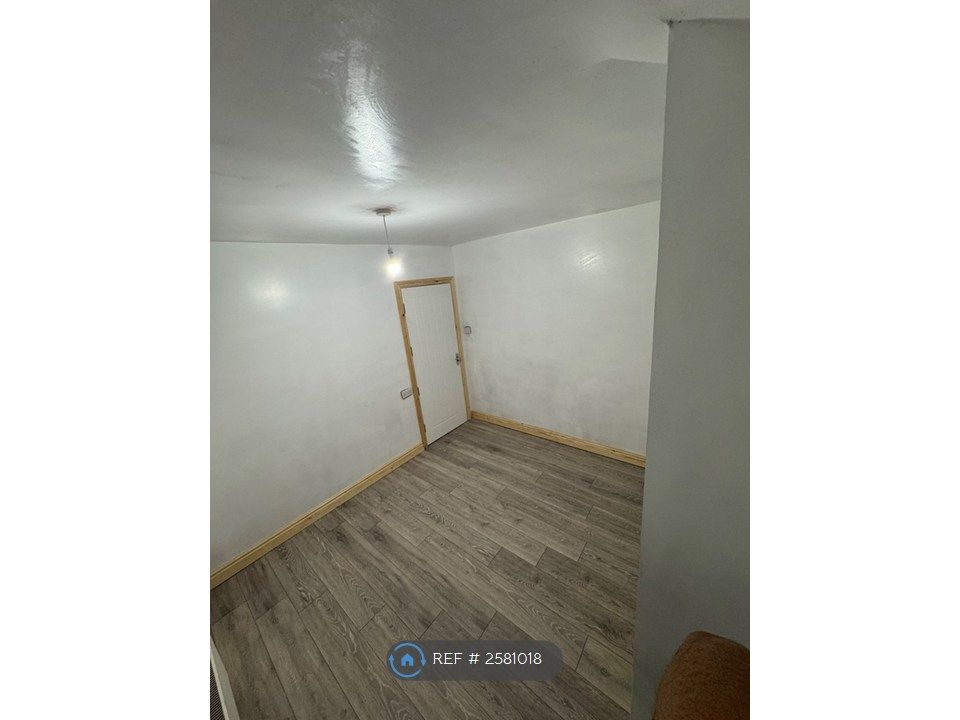 Property photo 3 of 14 Large Bedroom