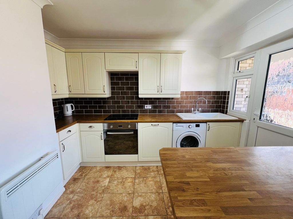 Property photo 2 of 9 Kitchen