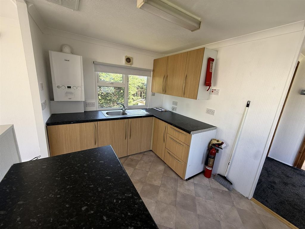 Property photo 3 of 8 Kitchen