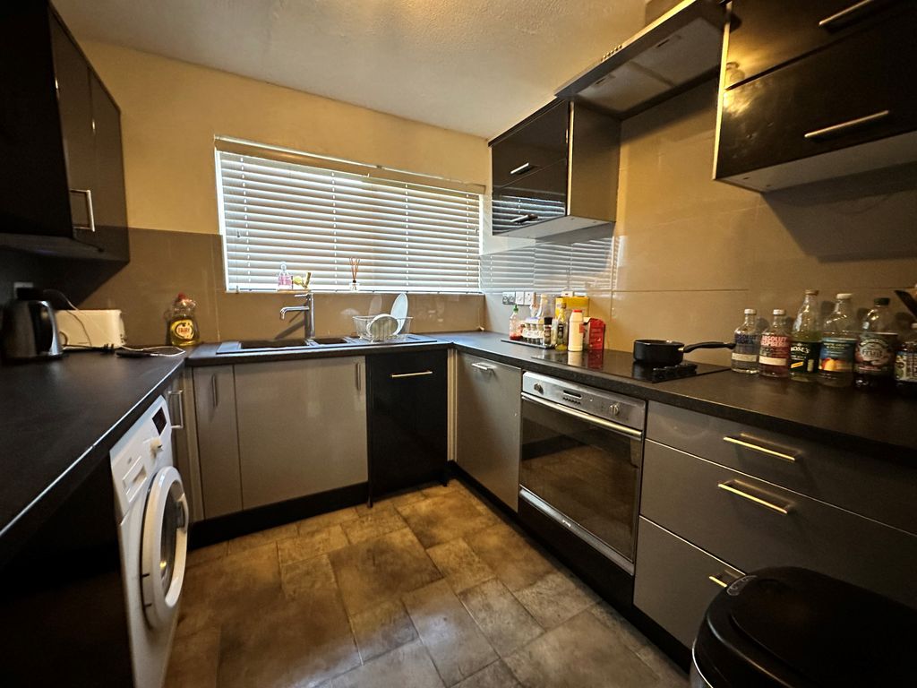 Property photo 2 of 10 Kitchen