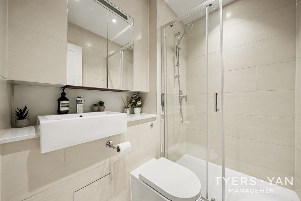 Property photo 2 of 12 Bathroom