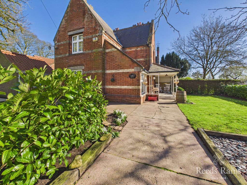 Property photo 1 of 39 Front/Side Garden