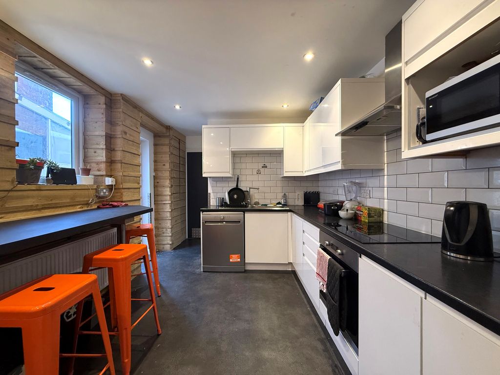 Property photo 2 of 11 Kitchen 3