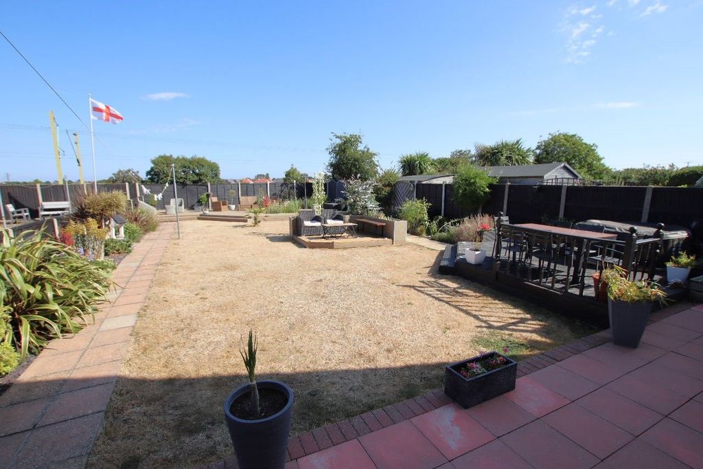 Property photo 3 of 35 The Avenue 14 - Garden 2