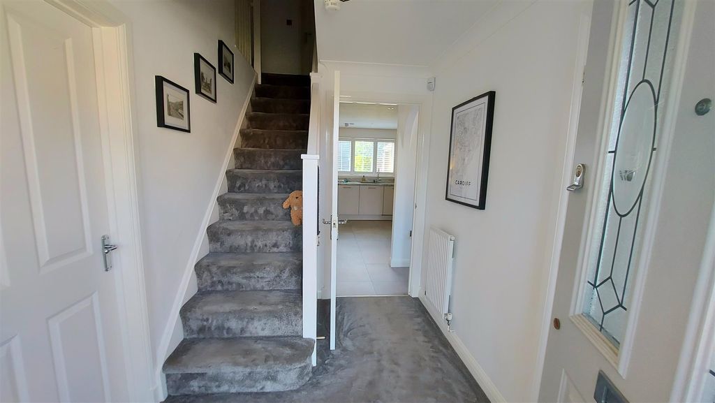 Property photo 2 of 41 Entrance Hall