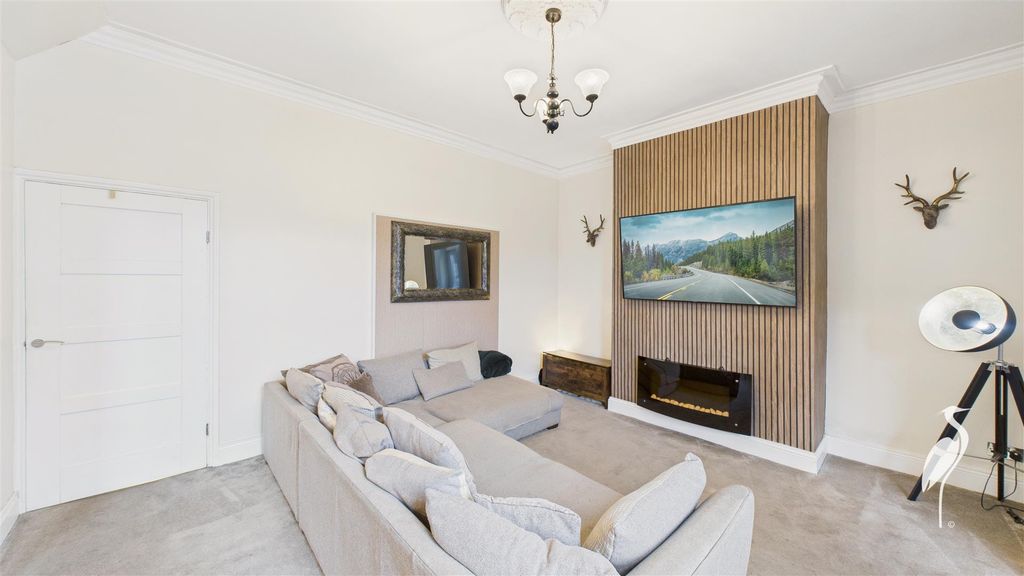 Property photo 3 of 29 Lounge