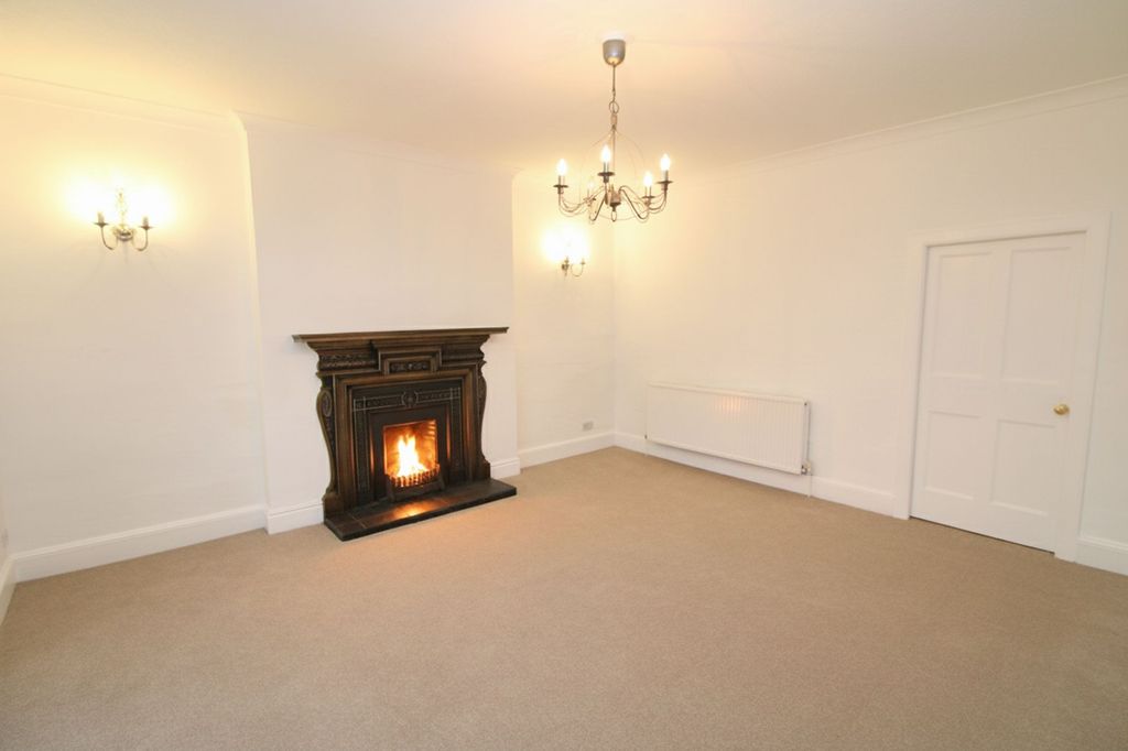 Property photo 3 of 28 Lounge