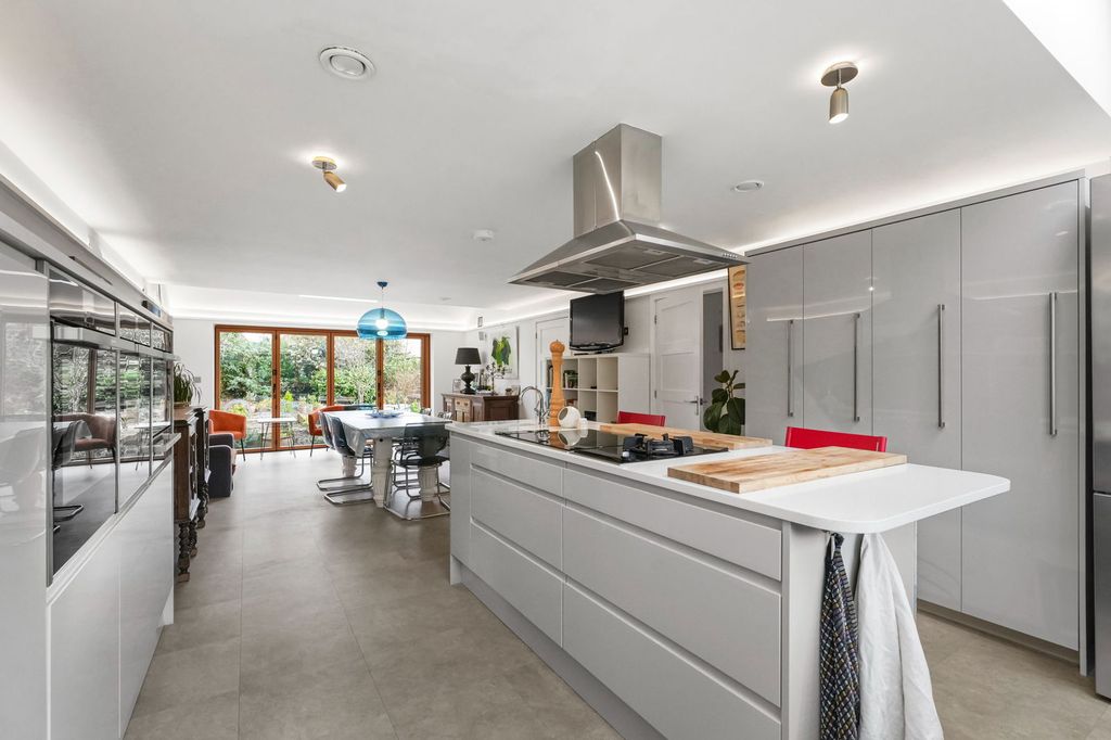 Property photo 2 of 26