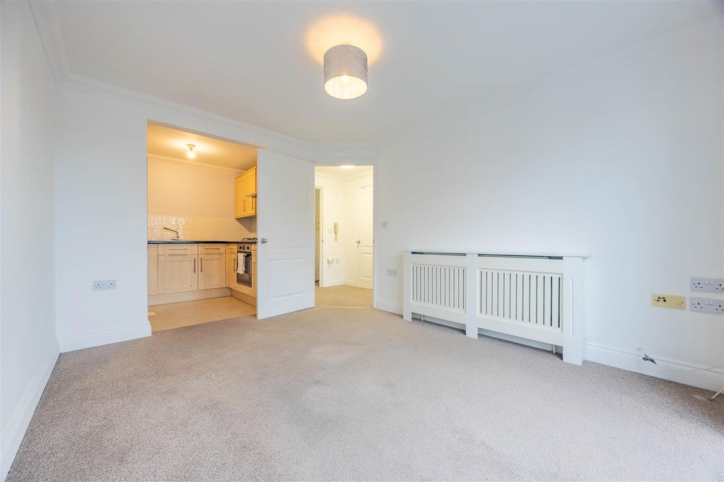 Property photo 2 of 13 Lounge