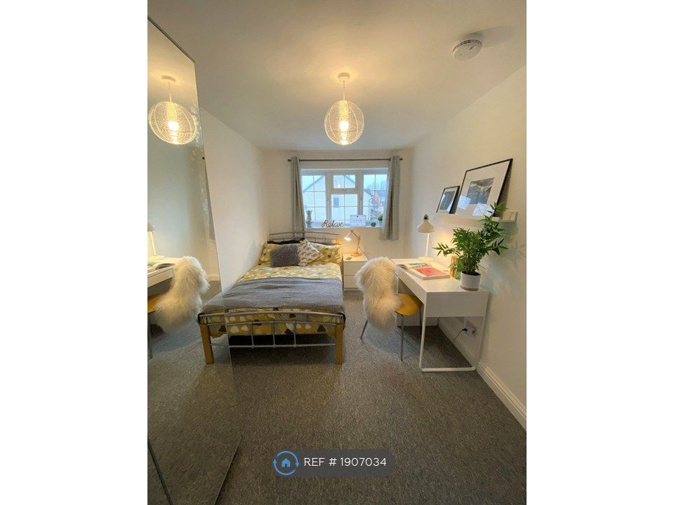 Property photo 2 of 10 Room 5: Light, Spacious Double Room