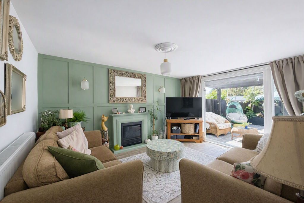 Property photo 2 of 16 Lounge