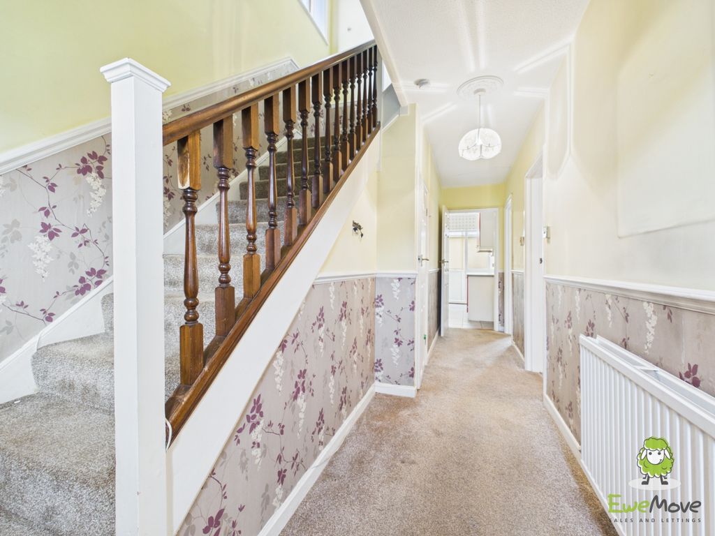 Property photo 2 of 13 Ewemove Estate Agents Basingstoke - Sherborne Road