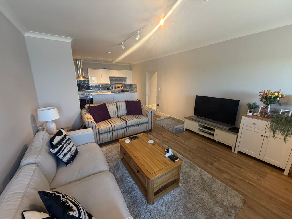 Property photo 3 of 8 Lounge