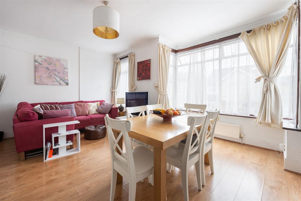 Property photo 2 of 10 Malmesbury Road, E18