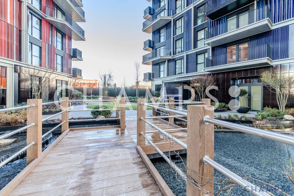 Property photo 1 of 5 2 Bed Flat To Rent Cascade Way, London W12