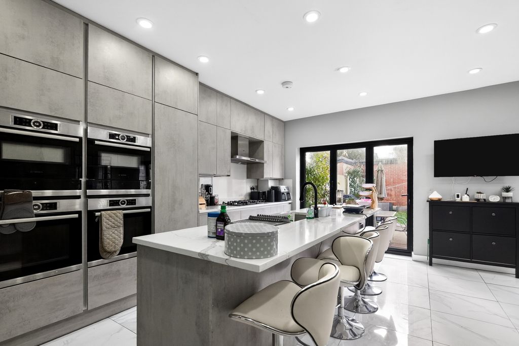 Property photo 2 of 20