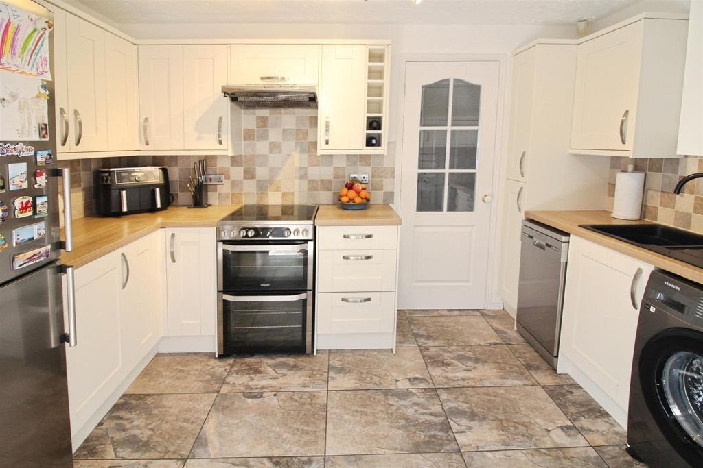 Property photo 2 of 14 Kitchen