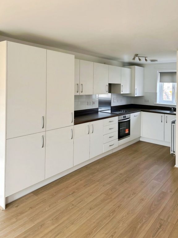Property photo 3 of 12 Kitchen 2